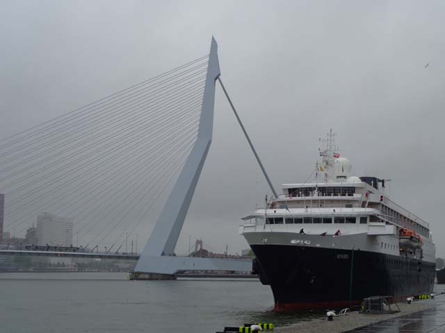 Cruiseschip ms Minerva van Swan Hellenic aan de Cruise Terminal Rotterdam